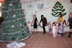 Новый год в младшей группе 2015г. Воспитатели Сизикова Е.А.; Иванова Н.И.